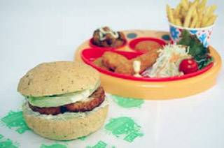 親子で食べるランチプレート阿波尾鶏照焼バーガーセット（980円税込）