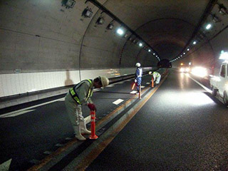 視線誘導標取替