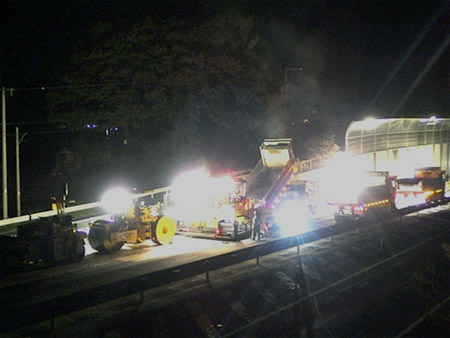 夜間工事状況《舗装工事》
