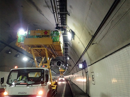 トンネル照明設備点検