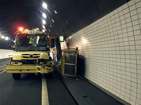 トンネル内装板清掃