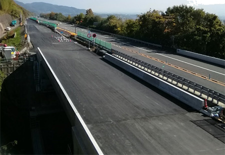 33.5kp付近（写真左側が4車線化工事範囲）