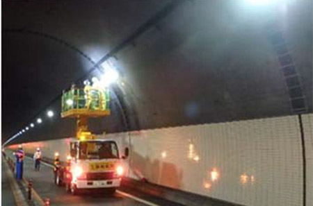 トンネル照明設備点検