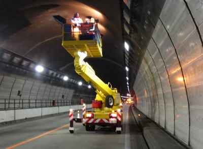 高所作業車による近接目視点検を実施します