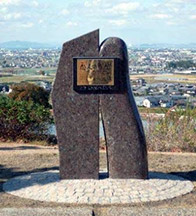 下り線「恋人の聖地」モニュメント