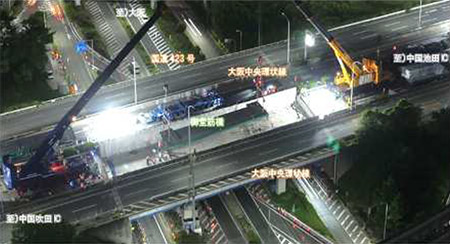 床版・桁架設（事前に組み立てた床版と鋼桁を、550t吊クレーンで大型ブロック架設）