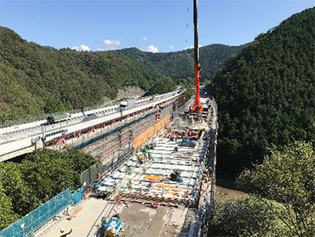 床版取替状況（遠景）