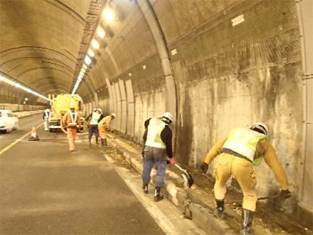 トンネル排水溝清掃