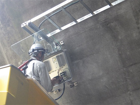 トンネル照明設備設置作業
