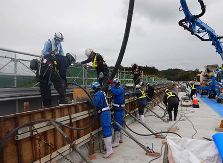 コンクリート防護柵工の作業状況