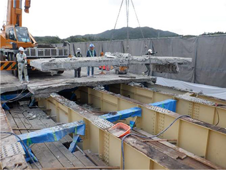 損傷した床版の撤去作業状況