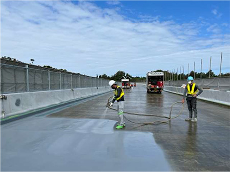 床版防水工の作業状況
