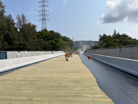 床版防水工の作業状況 (屋嘉第二高架橋)