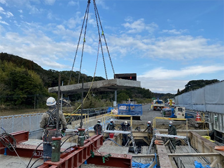 損傷した床版の撤去作業状況
