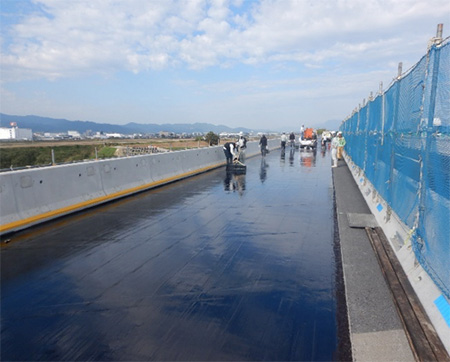 床版防水工の作業状況