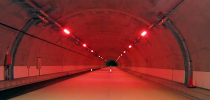 トンネル照明灯具を用いたサイン照明（赤色）（日本初導入）