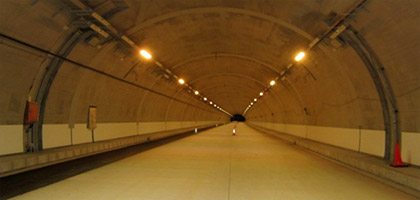 トンネル照明灯具を用いたサイン照明（黄色）（日本初導入）