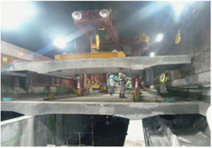 床版取替の実施（撤去の様子）