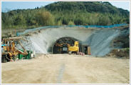 山裾にトンネル坑口を設け、トンネル掘削機や発破により掘削を進めていきます。