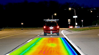 赤外線カメラを搭載した車両による橋梁コンクリート床版の夜間撮影状況