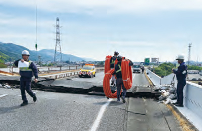 道路上に設置されたオレンジ色の仮設配管