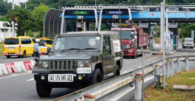 料金所を通行する災害派遣車両