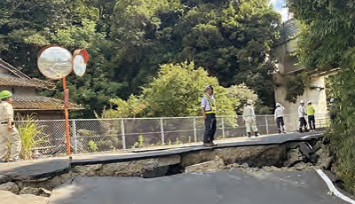 片野川橋の損傷状況を確認する有識者