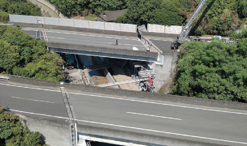 地震により桁ずれと路面段差が生じた片野川橋の全景