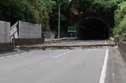 片野川橋に生じた約0.5mの路面段差