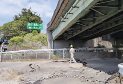 川田橋の損傷状況を確認する有識者