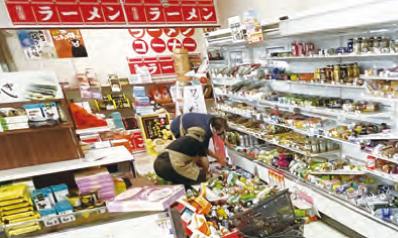 緑川パーキングエリア店舗内の片付けと清掃作業