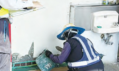 緑川パーキングエリアのトイレ棟の補修作業