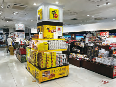 商品を陳列し営業再開の準備を行った宮原サービスエリア店舗