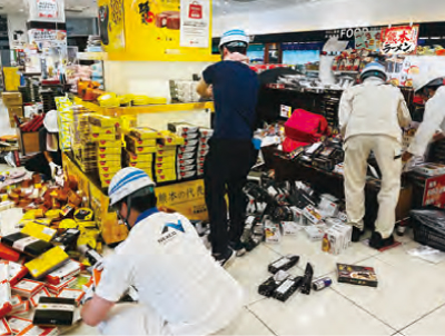 宮原サービスエリア店舗内の片付けと清掃作業