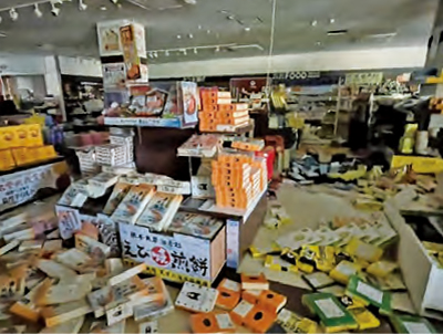 商品が床に散乱した宮原サービスエリアの店舗内
