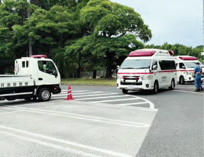 宮原サービスエリア管理用出入口を通行する緊急車両