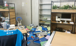 家具や備品が倒れた熊本高速道路事務所の執務室