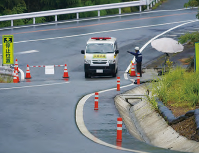 坂本パーキングエリア工事用出入口を通行する緊急車両