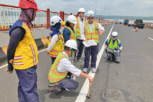 現地政府職員への実演状況