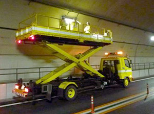 トンネル照明設備の点検