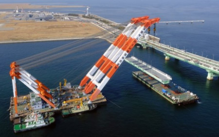 大型フローティングクレーン船による橋桁の架設