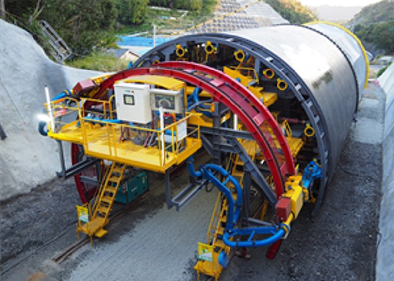 トンネル覆工コンクリート自動施工ロボットシステムのマニピュレータ方式配管切替システム