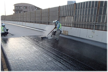高性能な床版防水工の施工状況