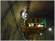 トンネル照明設備清掃・点検