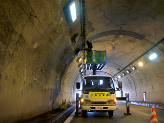 トンネル照明設備清掃・点検