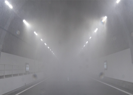 阪奈トンネル内水噴霧設備点検中