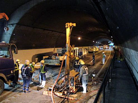 トンネル路盤補強工事