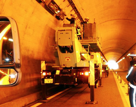 トンネル照明灯具取替工事