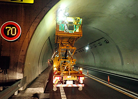 トンネル照明設備点検　作業状況