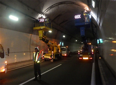 トンネル照明設備点検・補修　作業状況